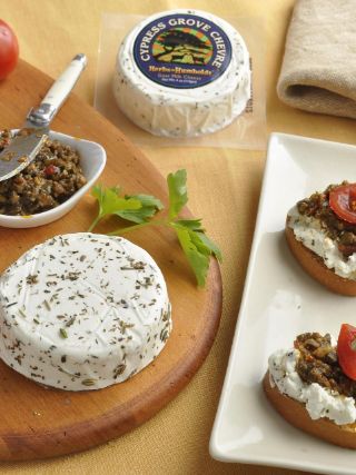 cypress-grove-recipes-herbs-de-humboldt-tapenade-crostini